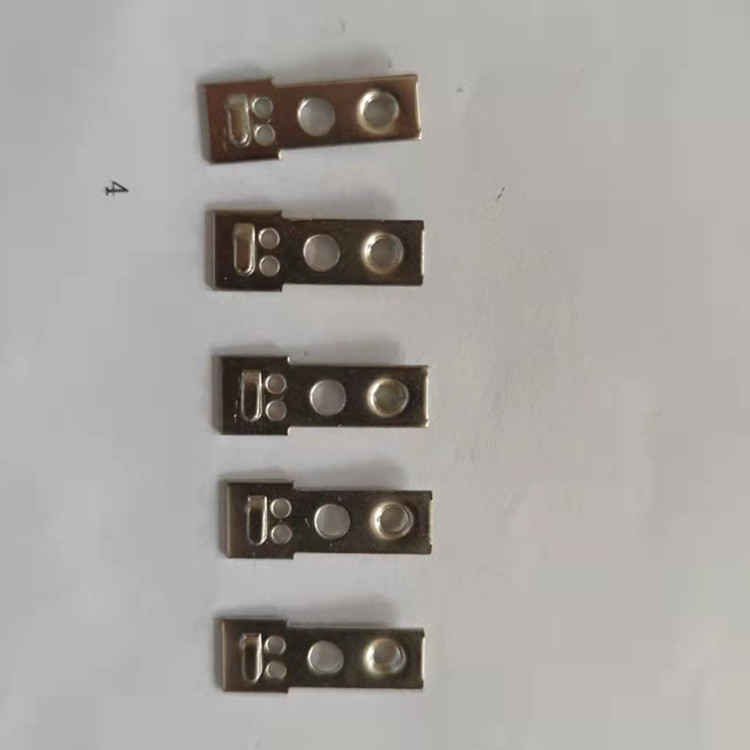 五金沖壓件廠里普通沖孔?？蓻_裁的小孔徑 